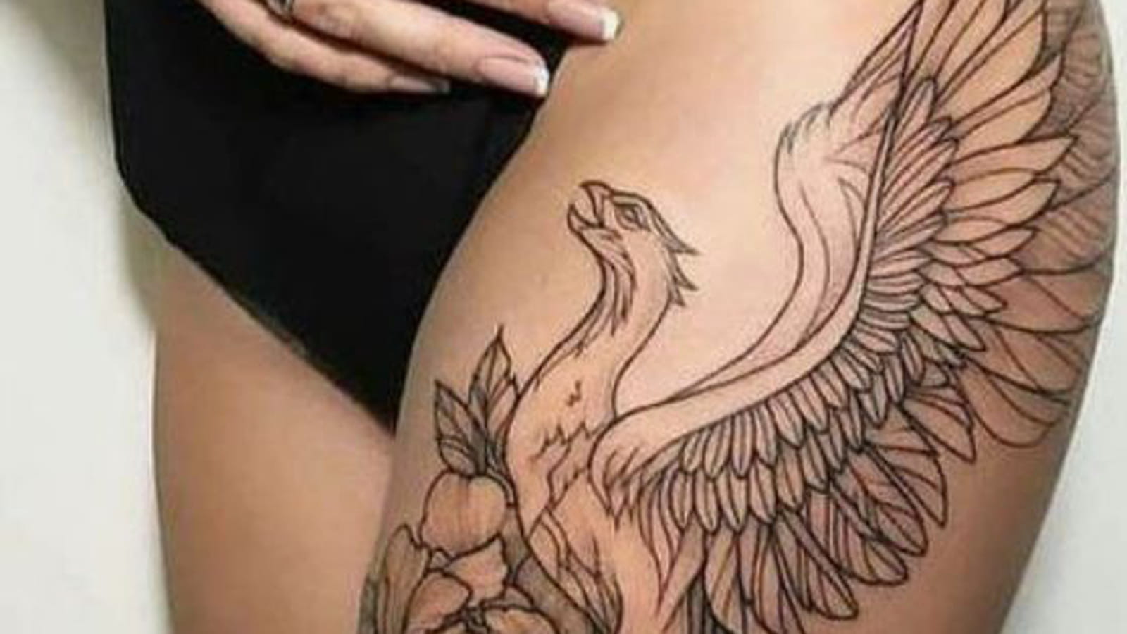 Phoenix fleuri sur la cuisse