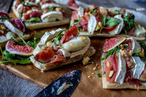 Bruschettas figues chèvre jambon de Parme et roquette
