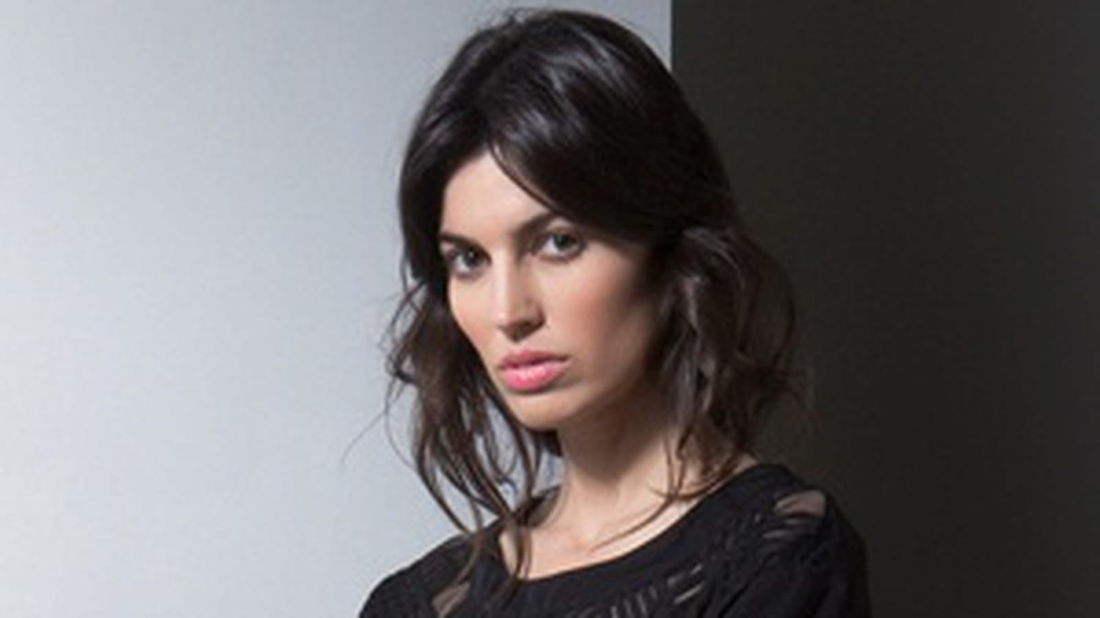 Top noir "Vae" de Gat Rimon