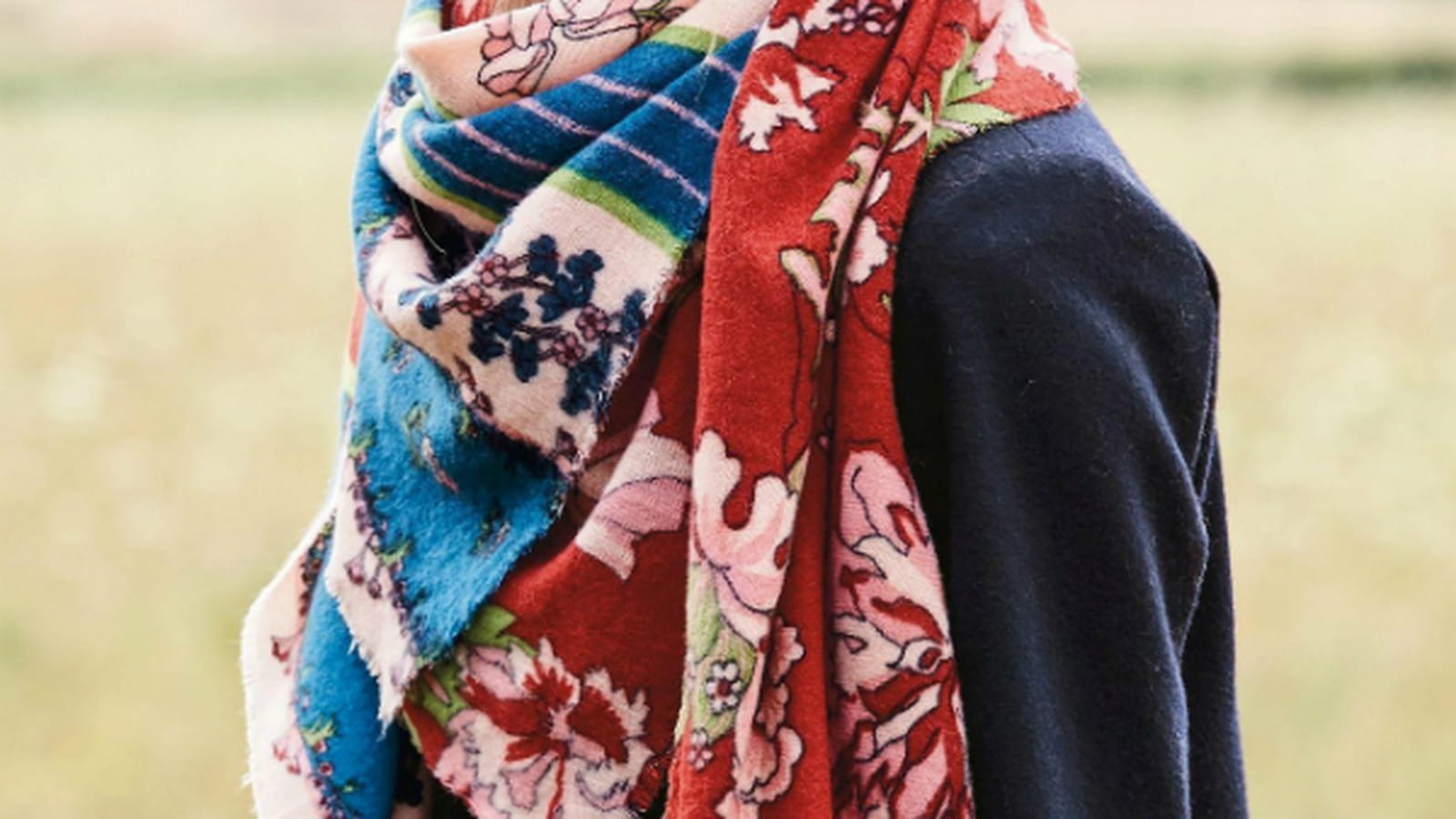 Foule de foulards et d'écharpes pour l'hiver
