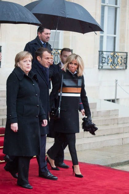 Brigitte Macron en manteau ray&eacute; multicolore