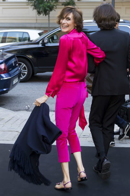 Inès de la Fressange en total look rose fuchsia