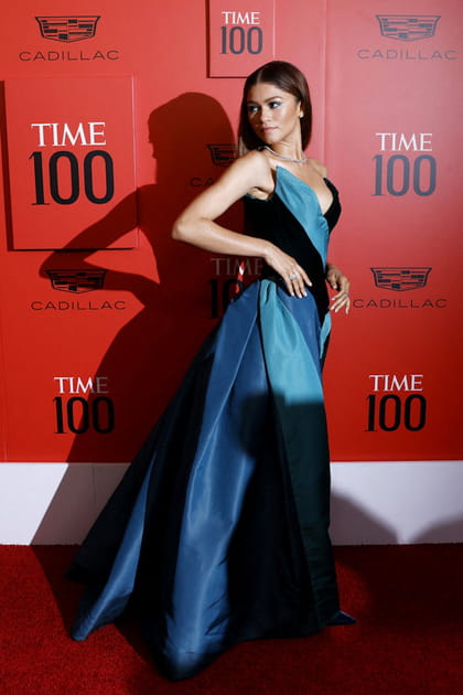 Zendaya en robe noir et bleu Bob Mackie vintage