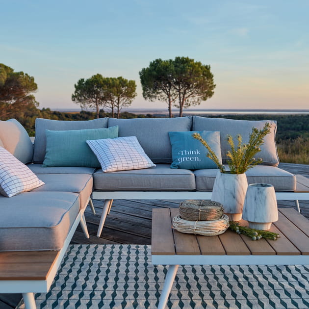 Un Salon De Jardin Contemporain