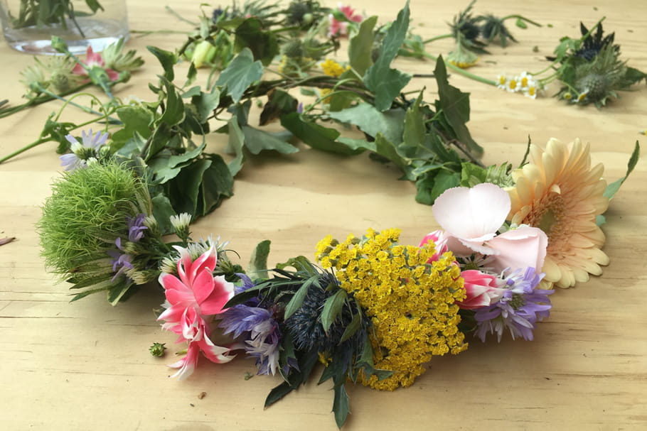 DIY : une couronne de fleurs fraîches