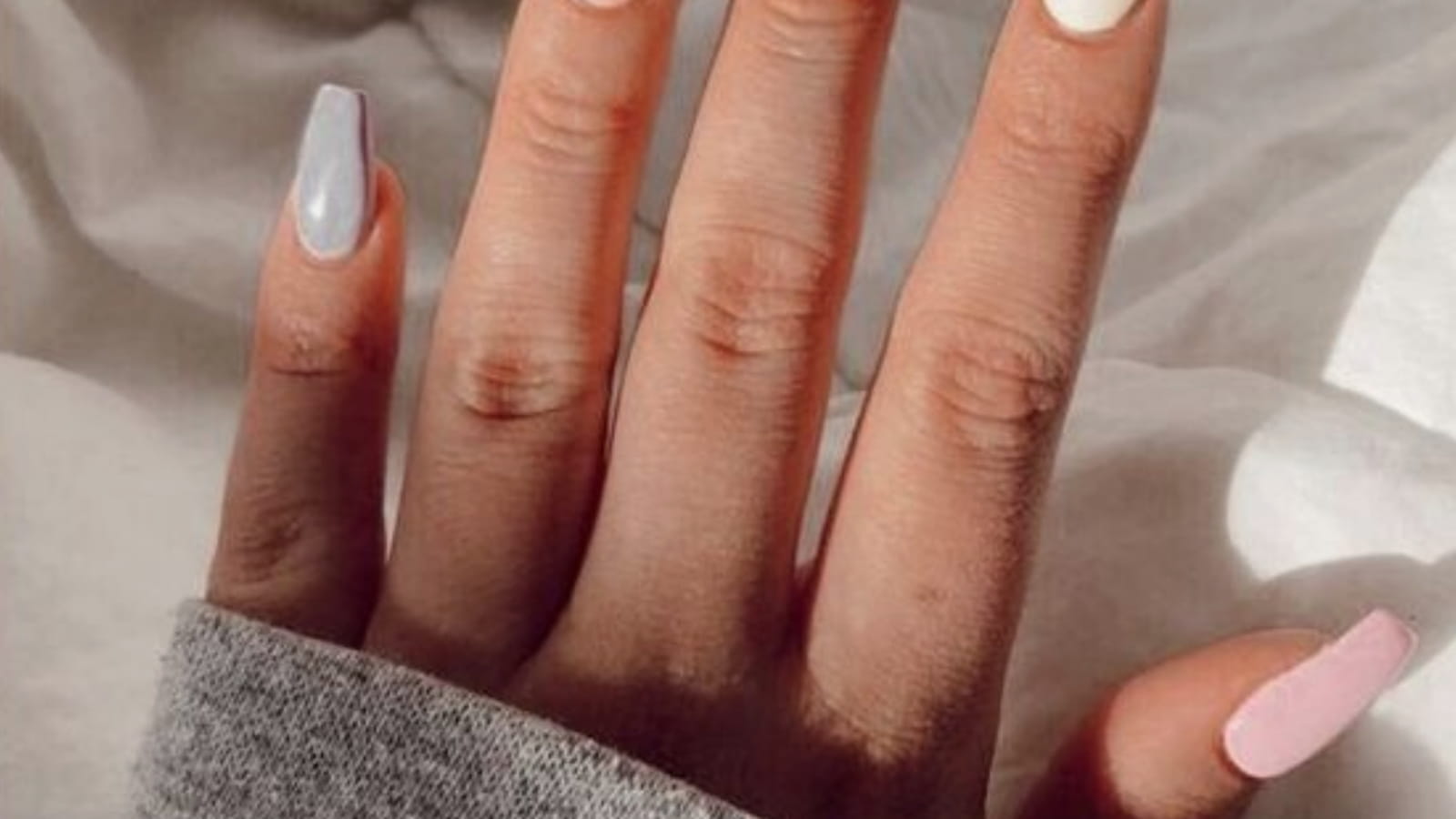 Des ongles ballerine avec du vernis pastel