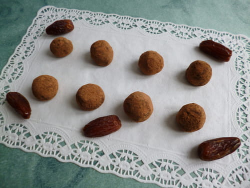 Truffes 100% crues cacao caroube aux dattes et au chia