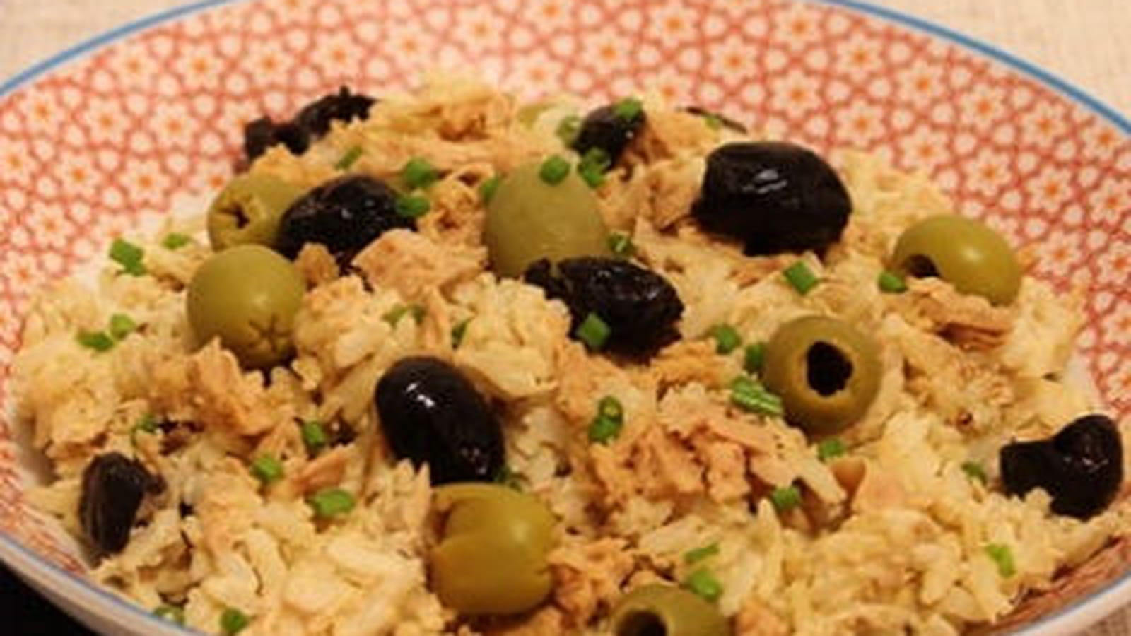 Risotto de riz complet, aux olives noires et vertes et thon au citron