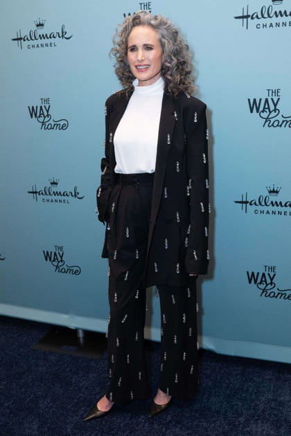 Andie MacDowell en costume noir subtilement brodé de strass