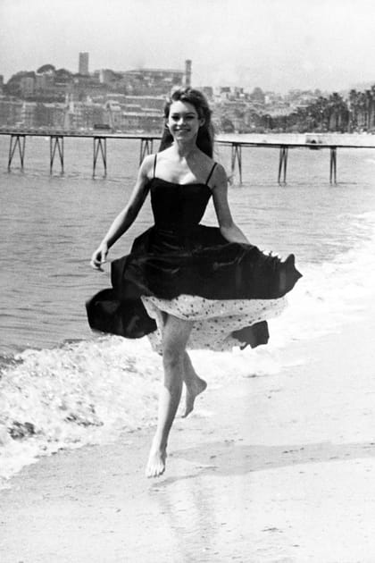 Brigitte Bardot en robe noire à bretelles