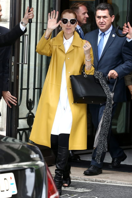 Céline Dion en manteau jaune fluide et robe blanche droite