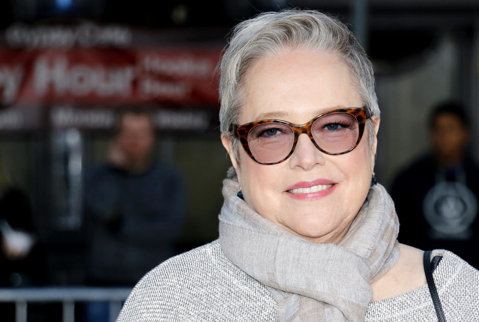 Les cheveux blancs de Kathy Bates