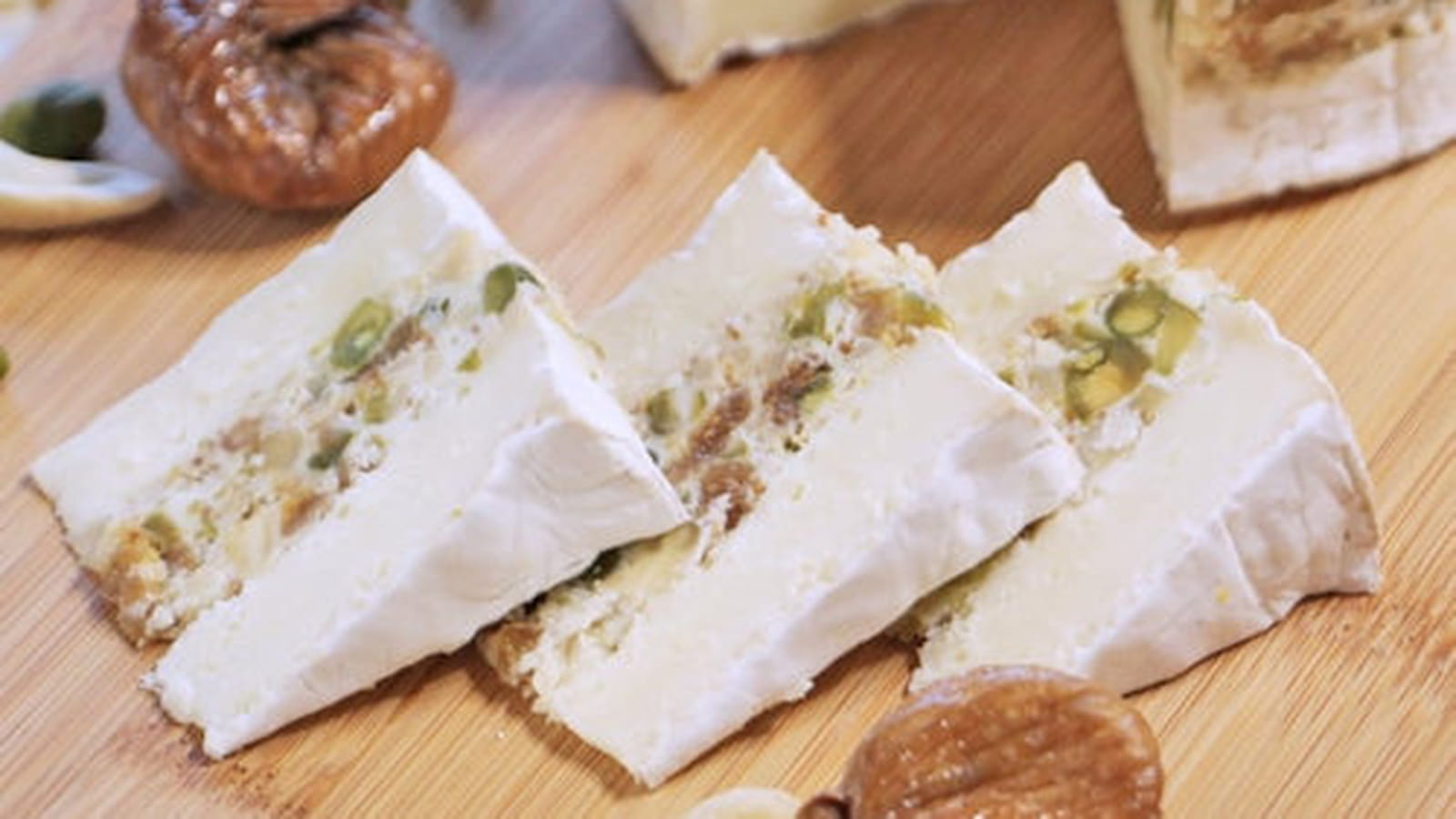 Camembert farci aux noix de cajou, pistache et figue