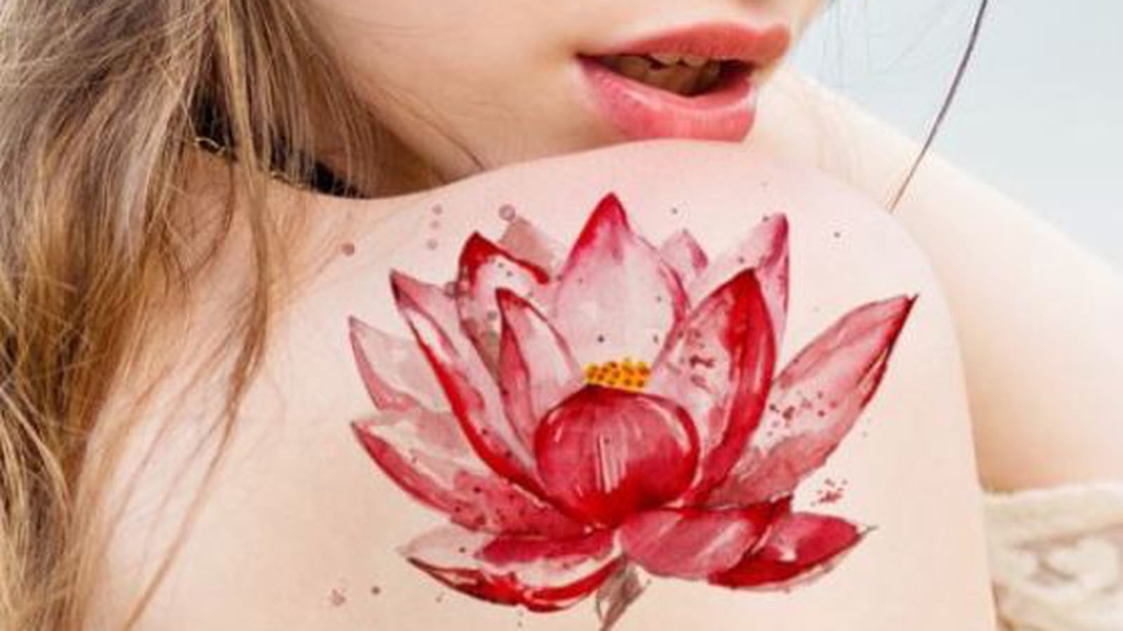 Fleur de lotus rouge sur l'épaule