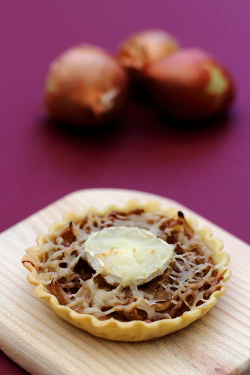 Tartelettes aux oignons caramélisés et fromage de chèvre