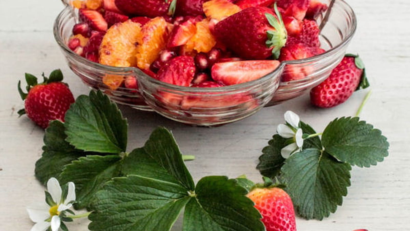 Salade de fraises, grenade et orange à l'eau de rose