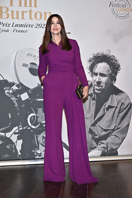 Monica Bellucci en combinaison violette Elie Saab et bijoux Cartier