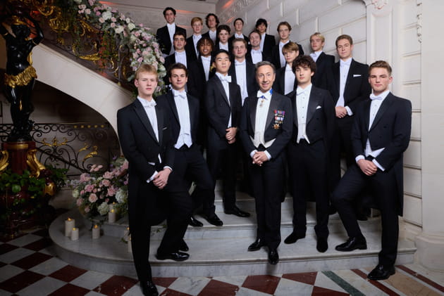 Stéphane Bern pose avec les cavaliers des Debs au Bal des Débutantes