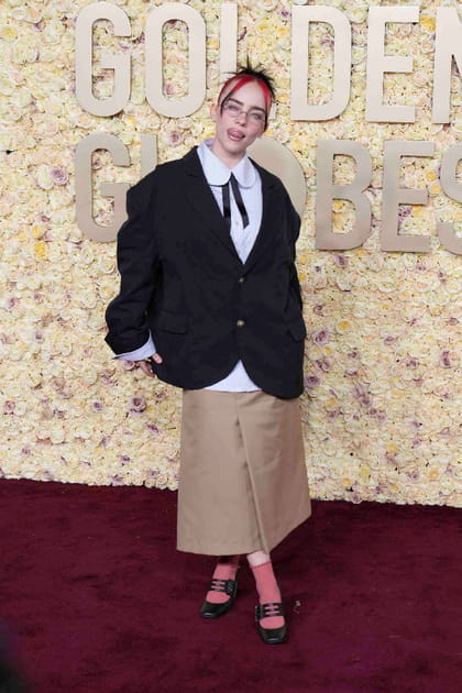 Billie Eilish en gilet oversize et jupe