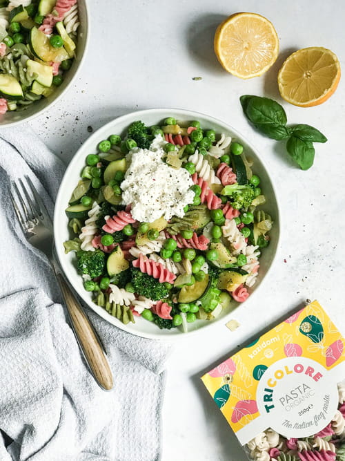 Fusilli de riz aux brocolis, courgettes et petits pois