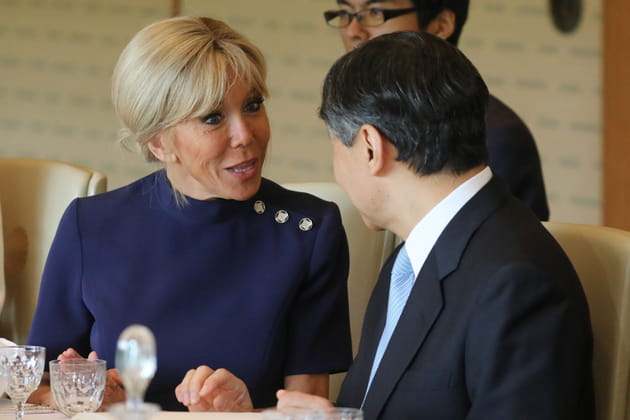 Brigitte Macron et l'empereur Nahurito en grande conversation