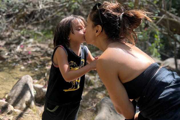 Eva Longoria embrasse son fils unique, Santiago, sur la bouche