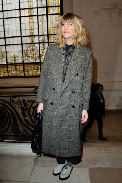 Daphné Bürki en long manteau gris à boutons