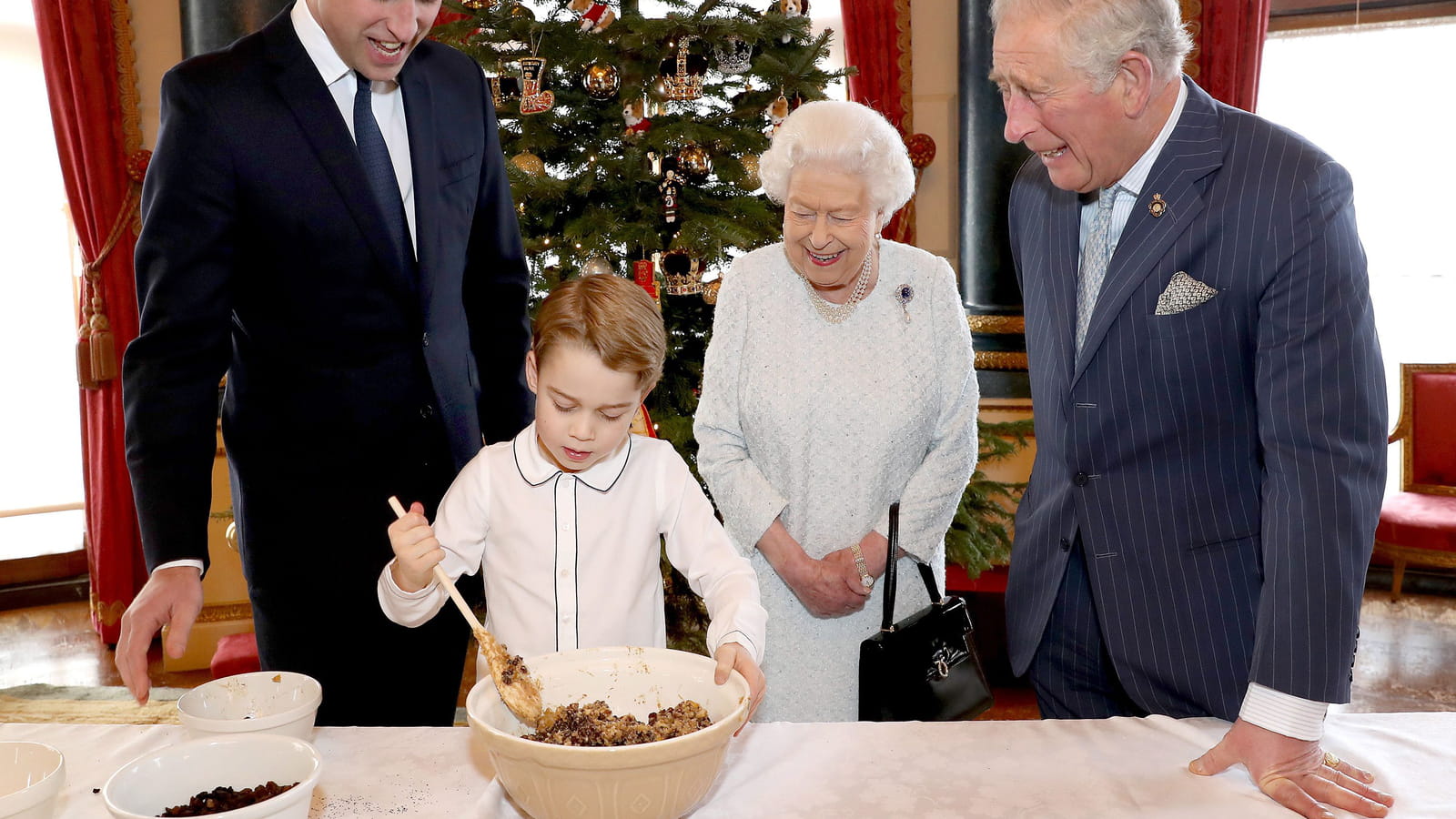 Le prince William, George, Elisabeth II et le prince Charles