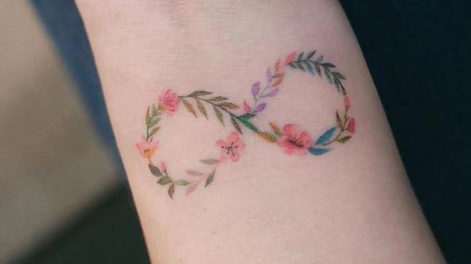 Infini fleuri sur le poignet