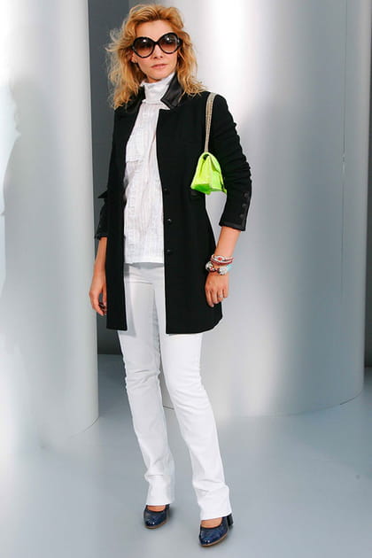 Clotilde Courau en pantalon blanc et veste noire Chanel