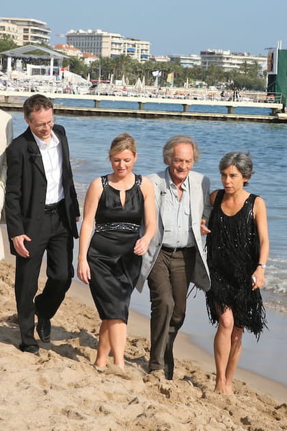 Anne-Elisabeth Lemoine en robe en satin noir