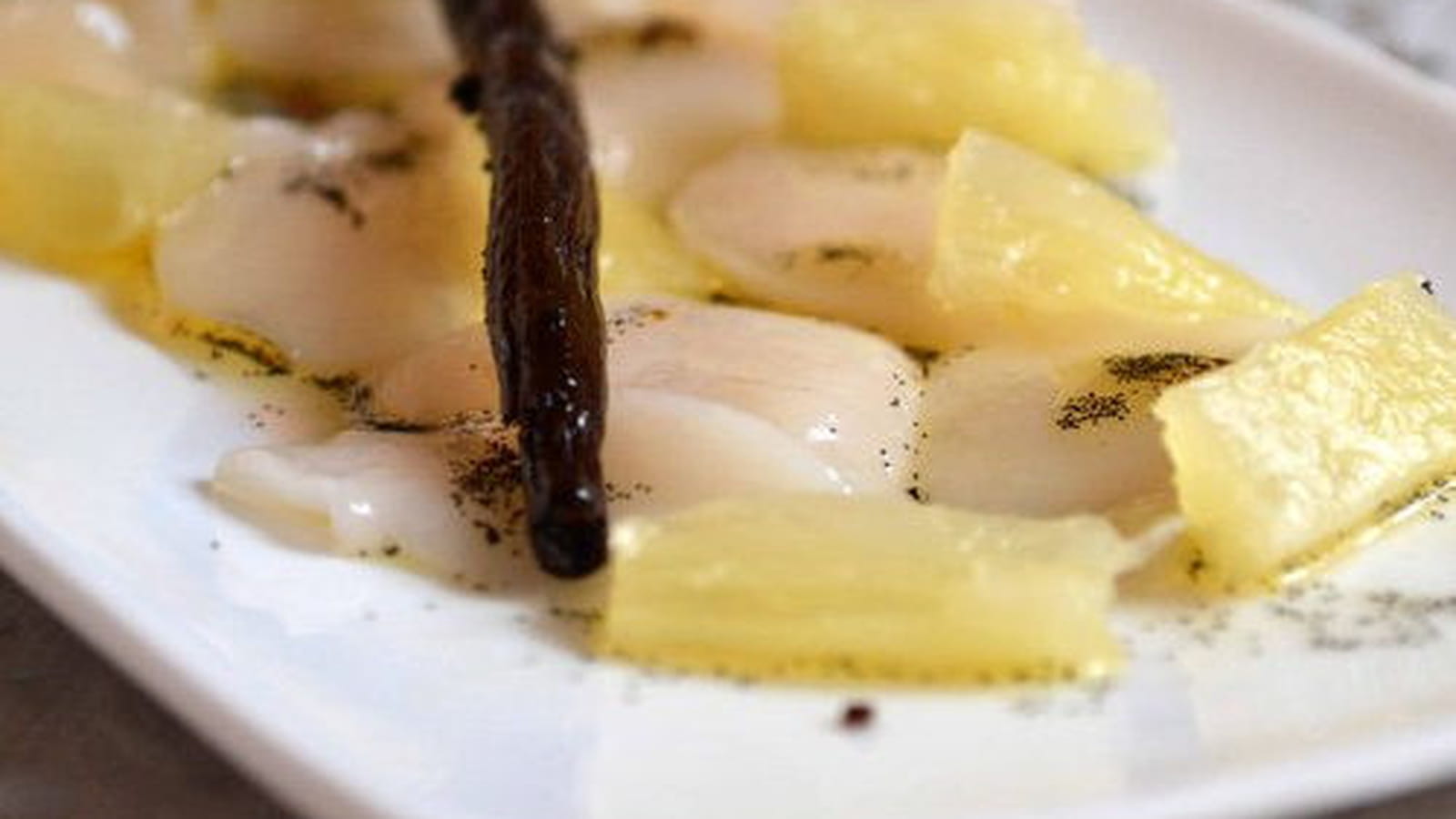 Carpaccio de Saint-Jacques à la vanille et ananas
