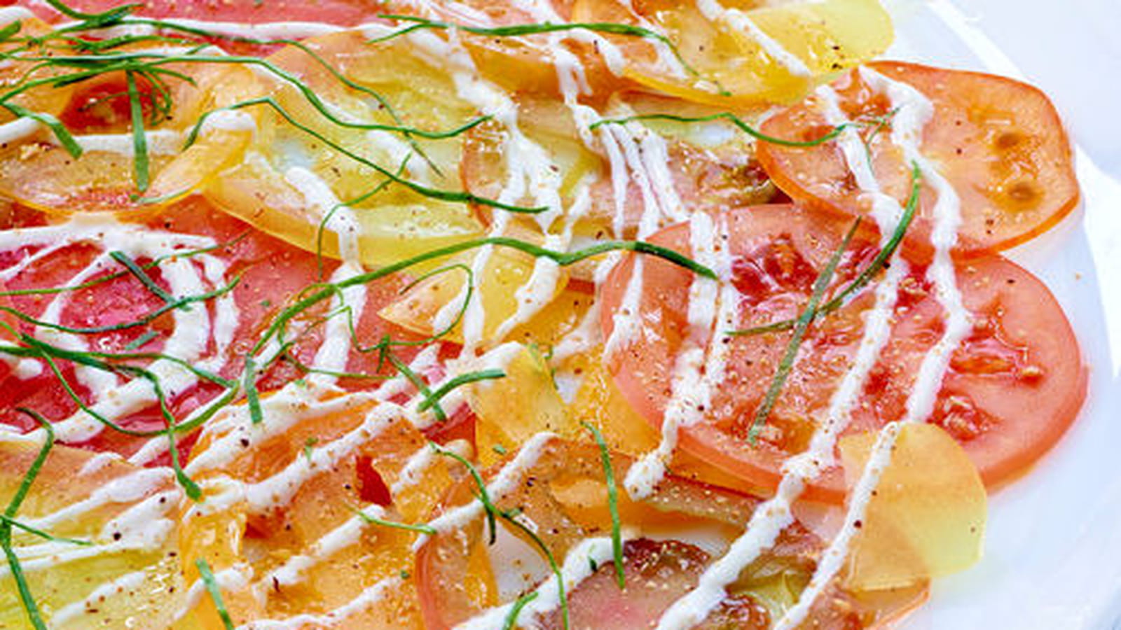 Carpaccio de tomates, crème fraîche aux quatre épices et oseille