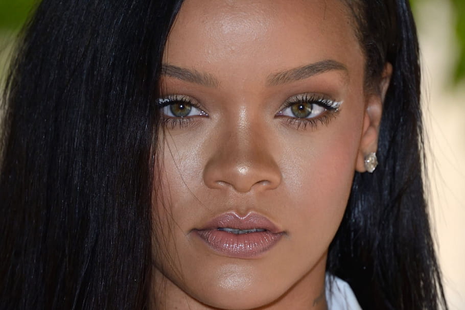 Rihanna voit la vie en blanc