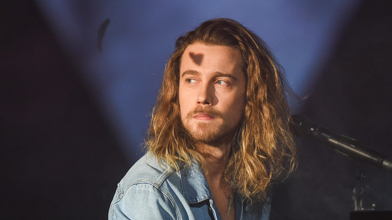 Julien Doré, cheveux longs
