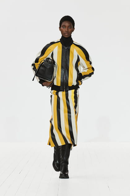 Ensemble en cuir veste et jupe &agrave; rayures noires, jaunes et blanches aper&ccedil;u sur le d&eacute;fil&eacute; Chlo&eacute;