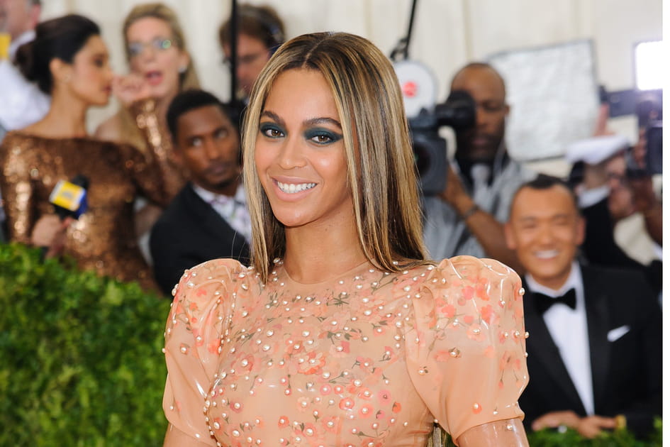 Le regard charbonneux et le brushing lisse de Beyonc&eacute;