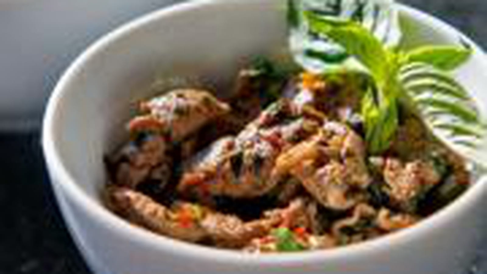 Bœuf Angus piquant au basilic thaï