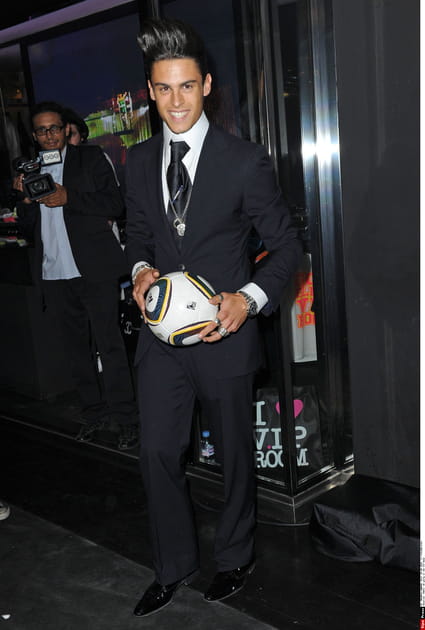 Baptiste Giabiconi en costume noir et cravate