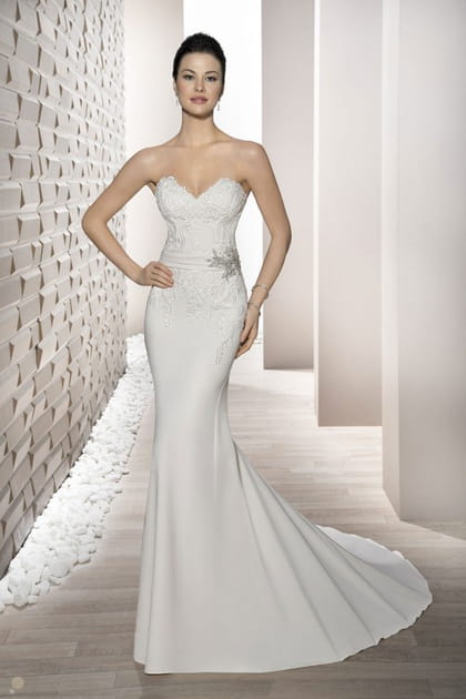 Une robe fourreau, Demetrios