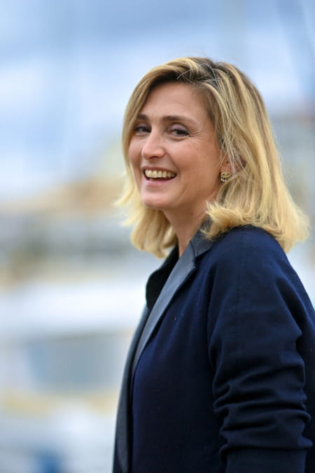 Julie-Gayet-blonde-carre-long