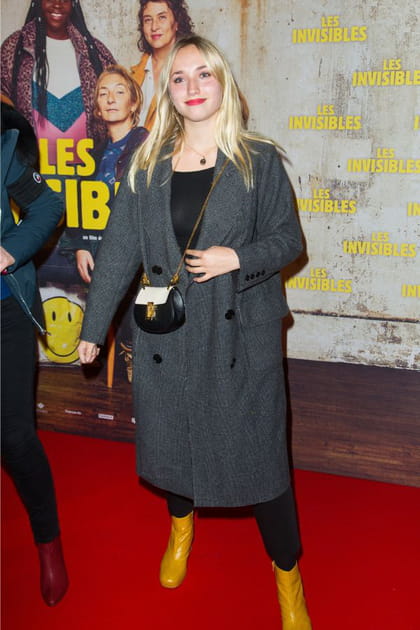Chloé Jouannet et manteau long et bottines moutarde