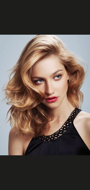 Coupe mi-longue d&eacute;grad&eacute;e et ondulations fatales