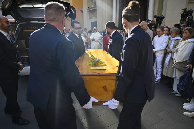 Obs&egrave;ques d'&Eacute;velyne Leclercq&nbsp;: Sa fille C&eacute;line entour&eacute;e de son clan et des VIP - PHOTOS