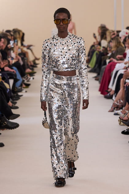 Top à paillettes et pantalon loose coordonné aperçus sur le défilé Giambattista Valli