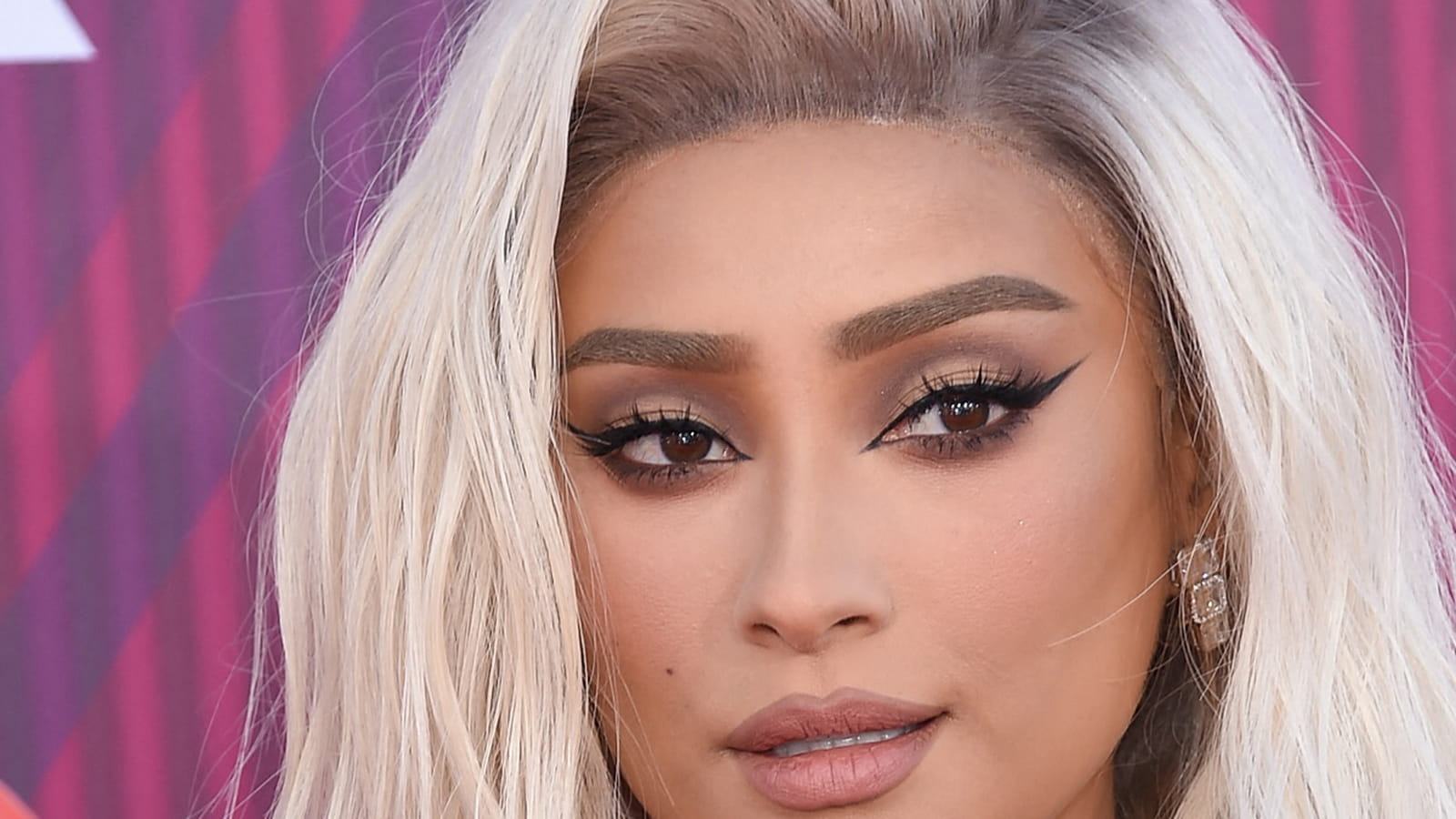 Shay Mitchell en blonde