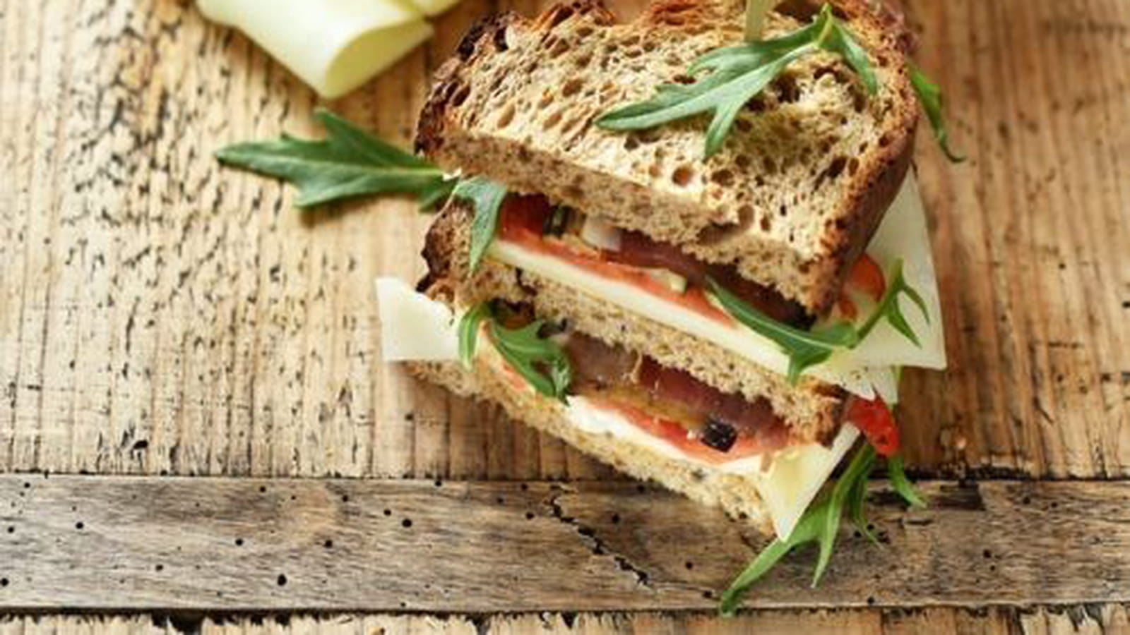 Club Sandwich aux tranches de brebis Lou Pérac, légumes grillés et jambon de pays