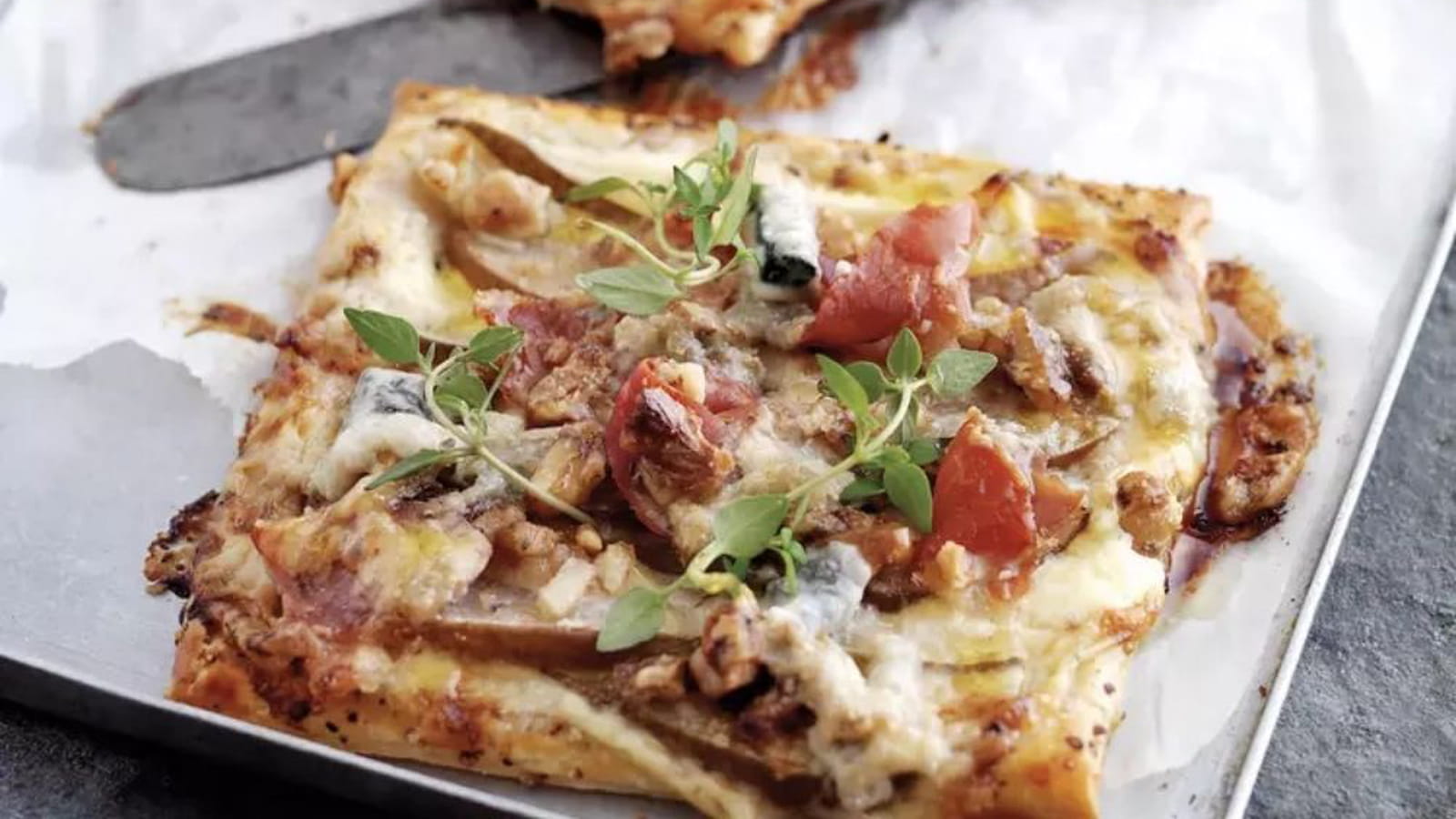 Tartelettes au gorgonzola, poires et jambon de Parme
