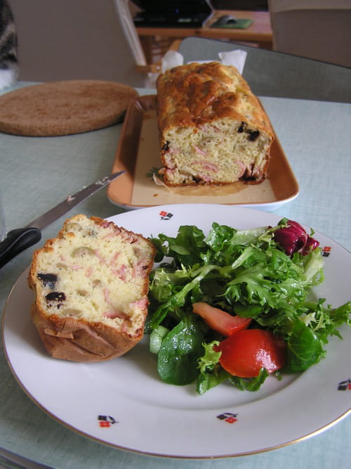 Cake aux olives et au jambon