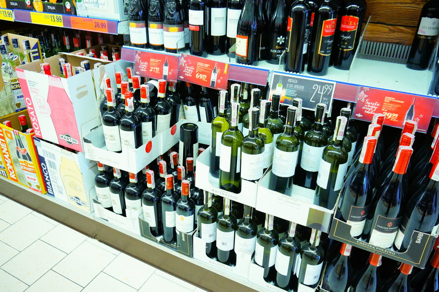 Cette bouteille vendue 3,69 euros chez Lidl décroche les éloges des experts : "un vin exceptionnel"